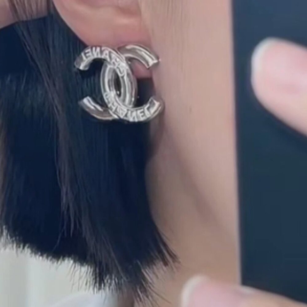 🖤 Chanel Silver Engraved CC Earrings - AUTH - STAMPED 🖤 - Picture 2 of 3